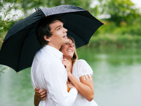 thewayyouhugyourpartnertellsalotaboutyourpersonality-585x439