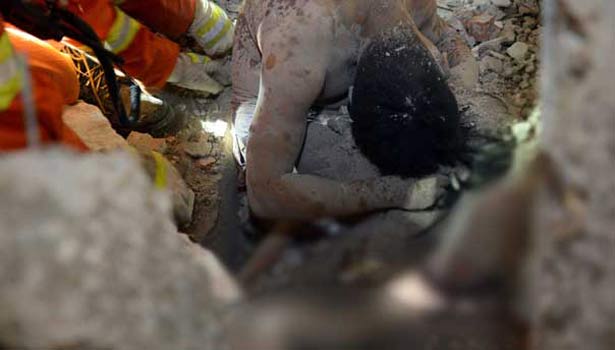 201610121134108962_father-last-embrace-saves-girl-in-china-building-collapse_secvpf-1
