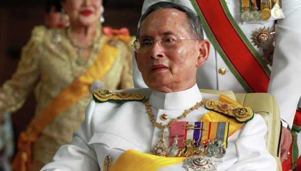 201610140510091172_thais-to-fly-flags-half-mast-for-one-month-officials-to-wear_secvpf