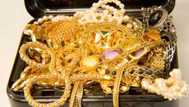 201610180733084269_woman-engineer-house-jewelry-theft-in-adyar_secvpf