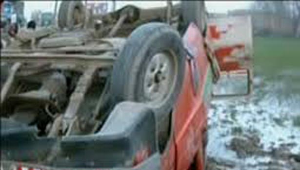 201610181727305612_11-policemen-injured-as-van-turns-turtle-in-ooty_secvpf