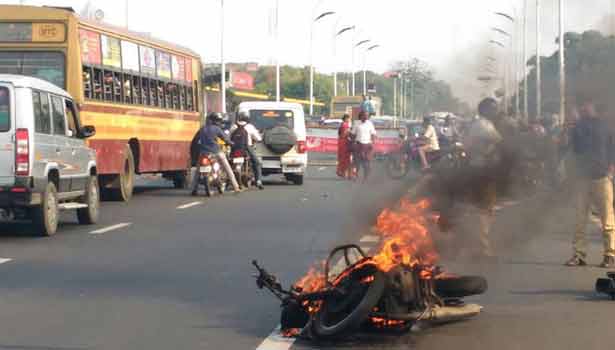 201610191554557562_marina-near-motor-cycle-accident-3-people-escaped_secvpf