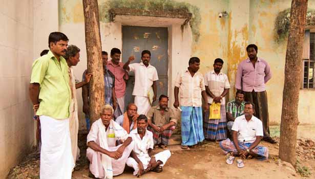 201610211640557219_farmers-struggle-co-operative-bank-near-viruddachalam_secvpf