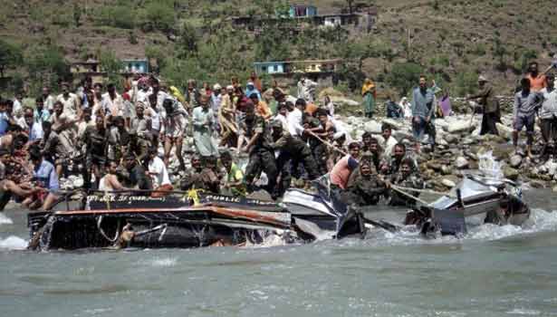 201610251901430257_four-killed-over-30-injured-as-bus-falls-off-bridge-in_secvpf