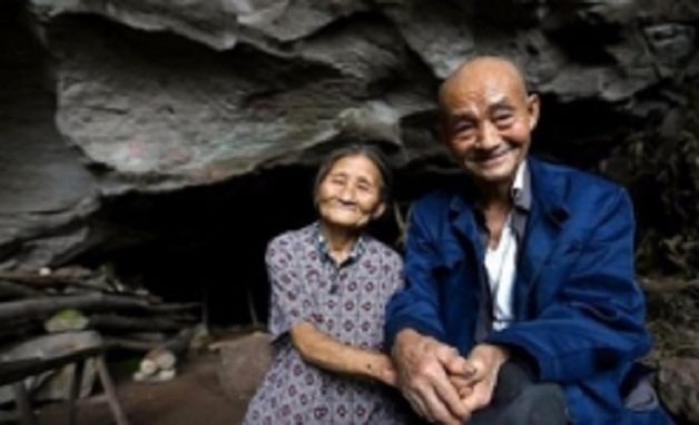 cave_couple_001-w245