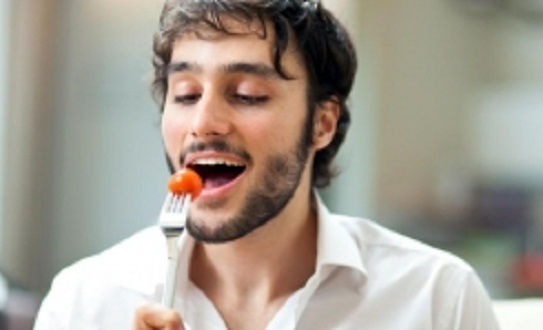 men_fruit_eating_001-w245