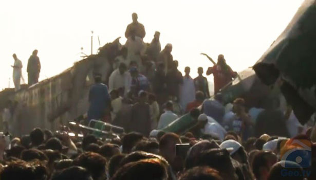 201611031150232861_at-least-16-killed-40-injured-as-trains-collide-in-pakistan_secvpf