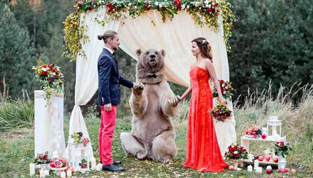 201611031324241336_russian-pair-married-in-front-of-bear_secvpf