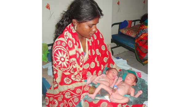 201611081308235077_a-woman-gave-birth-to-twins-on-a-moving-bus-near-chetpet_secvpf