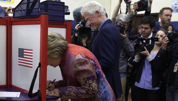 201611081938374937_us-election-2016-hillary-clinton-casts-their-vote_secvpf