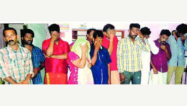 201611181205515601_thiruvananthapuram-near-plus-2-girl-student-deceived_secvpf