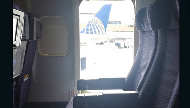201611292047332448_woman-opens-emergency-exit-door-jumps-out-of-plane-after_secvpf