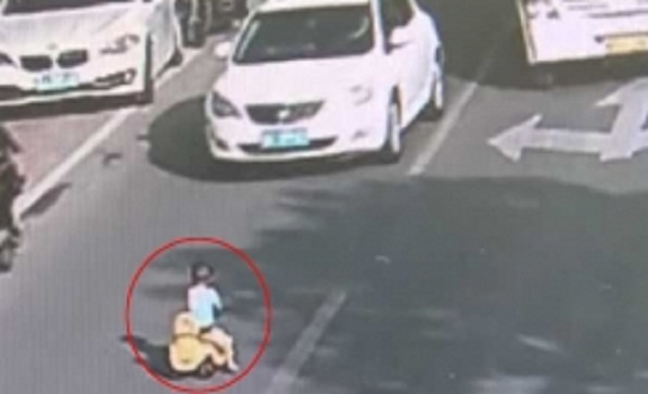 child_busy_road_002-w245