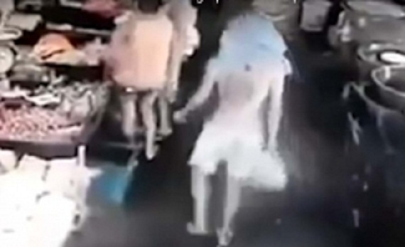 girl_beating_man_001-w245