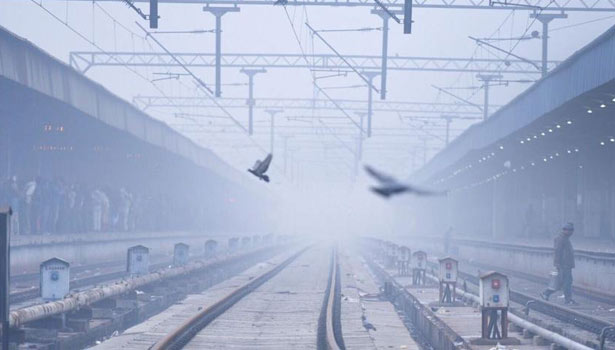 201612071058570025_dense-fog-hits-flights-and-trains-delayed-in-delhi_secvpf