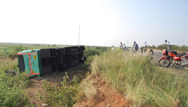 201612151142097574_government-bus-accident-8-injured-near-kayathar_secvpf