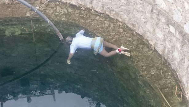 201612162132302833_farmer-dead-body-floating-well-police-investigation_secvpf
