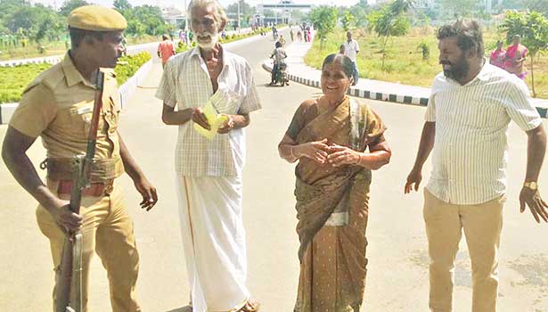 201612191557312449_tirupur-collector-office-husband-son-wife-suicide-attempt_secvpf