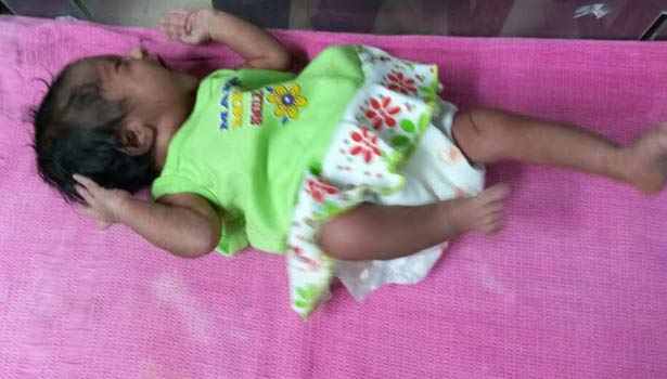 201612251308481238_child-swayed-last-electric-train-chennai_secvpf