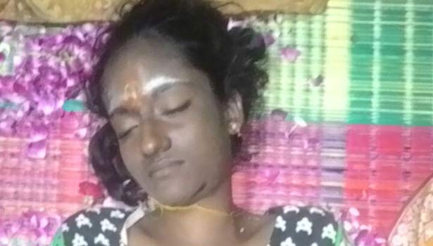 201612251605386829_woman-suicide-mother-complaint-police-station-nambiyur_secvpf
