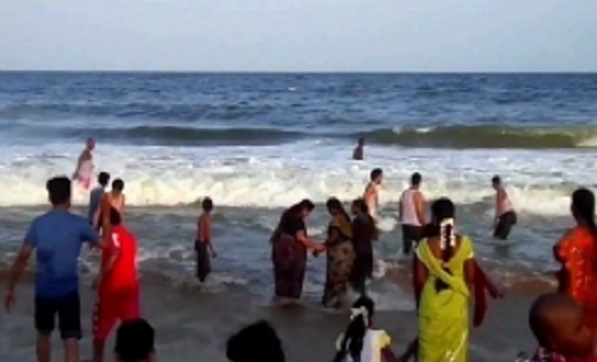 merina_beach_001-w245