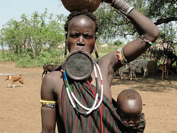 20-1447994854-1themostextremefemalebodymodificationpracticesfromaroundtheworld