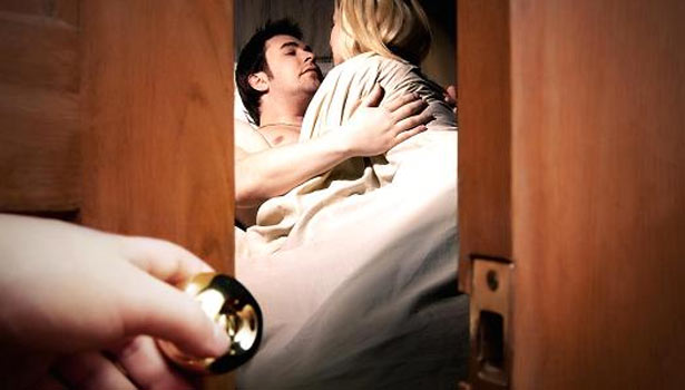 201611121153053726_unhappy-family-life-sweetener-illicit-affair_secvpf-gif