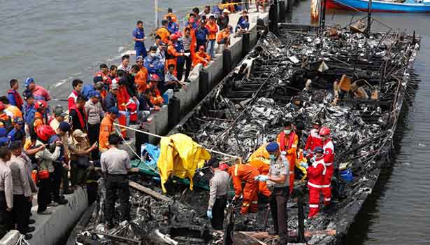 201701011442058285_23-dead-around-100-rescued-after-fire-on-indonesia-tourist_secvpf