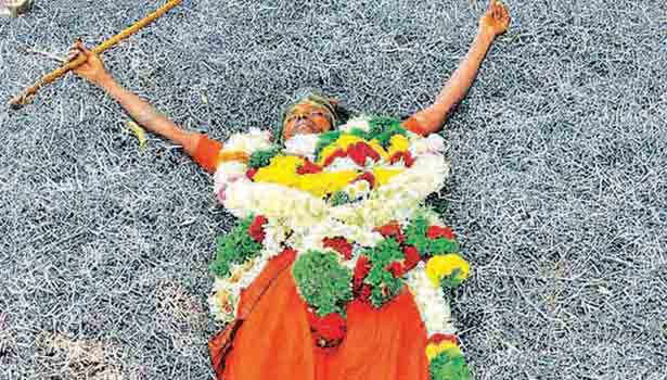 201701031552329561_priest-woman-lying-in-thorn-bed-near-thirupuvanam_secvpf