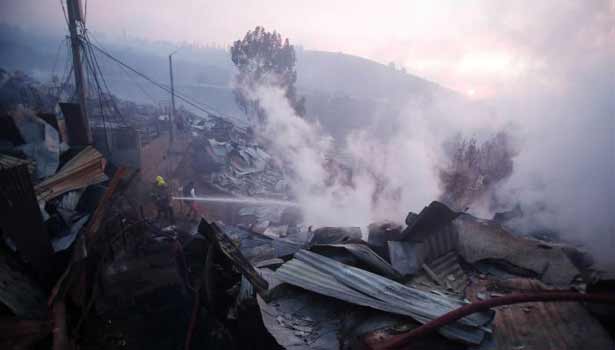 201701031910599451_forest-fire-destroys-dozens-of-homes-near-chilean-port-city_secvpf