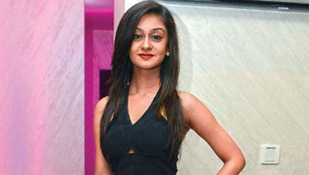 201701211446469773_I-feel-shy-to-act-in-love-scenes-in-front-of-dad-says_SECVPF