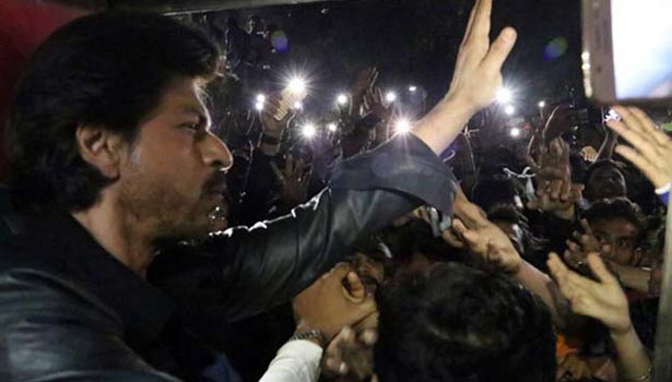 201701250557140179_Probe-ordered-as-man-dies-in-stampede-at-Vadodara-during-SRK_SECVPF