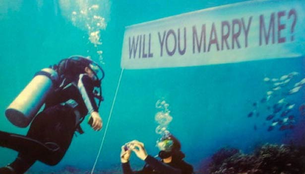 201701261825574834_Couple-get-married-under-the-sea-in-Kerala_SECVPF
