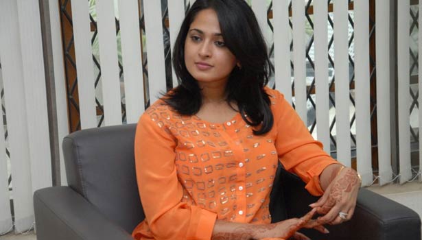 201701270922393436_reduced-film-offers-Anushka-will-begin-hotel_SECVPF