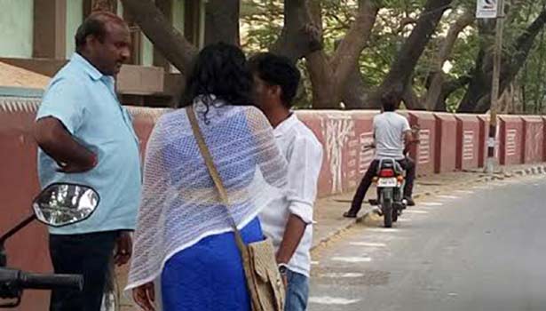 201701270935294860_Fighting-Love-couple-on-the-road-in-Salem_SECVPF