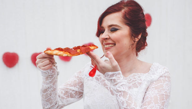 201701291329453037_This-woman-married-a-pizza-because-she-loves-it-so-damn-much_SECVPF