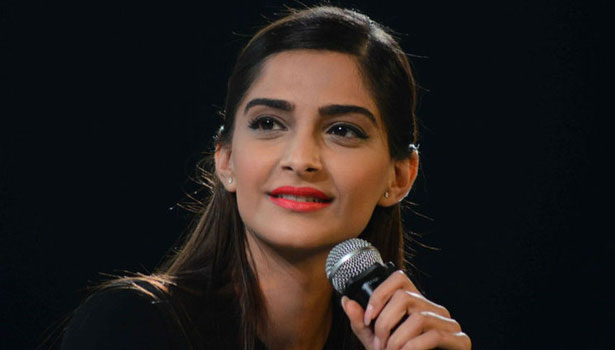 201702031510526257_I-dont-pushing-others-to-getting-up-says-sonam-kapoor_SECVPF