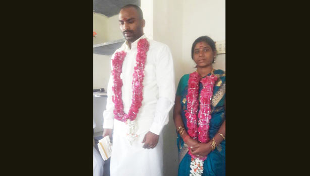 201702051845283848_girl-arm-police-station-refused-marry-boyfriend_SECVPF