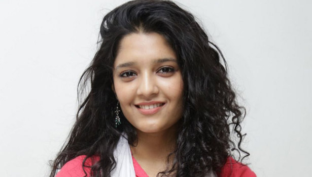 201702081758402673_Ritika-Singh-hearing-stories-with-mother-in-chennai_SECVPF