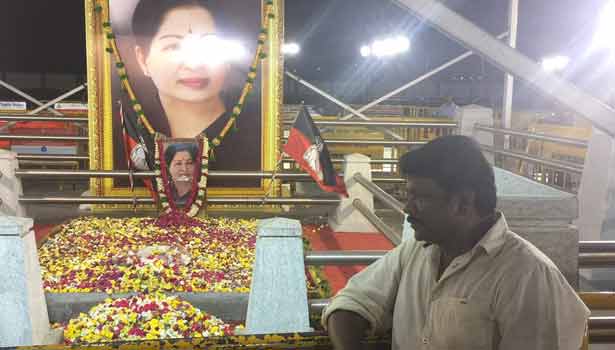 201702121157458700_Parthiban-goes-to-Jayalalitha-resting-place_SECVPF