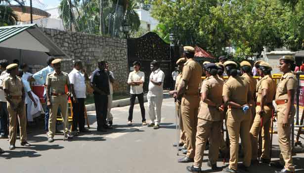 201702121355345709_governor-do-not-called-to-sasikala-do-she-next-action_SECVPF