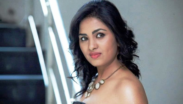 201702150947412222_actress-srushti-Dange-complaint-to-Newcomer-director_SECVPF