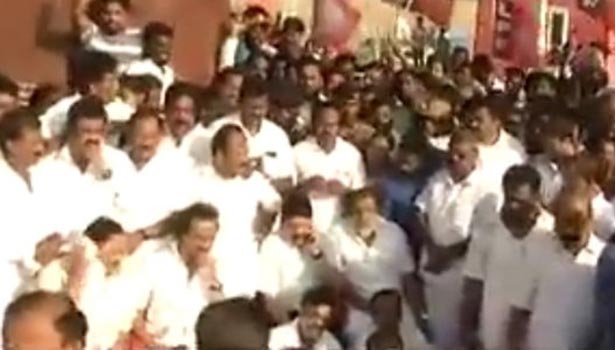 201702181635511030_attacked-on-mk-stalin-road-blocked-more-place-stone-thrown_SECVPF