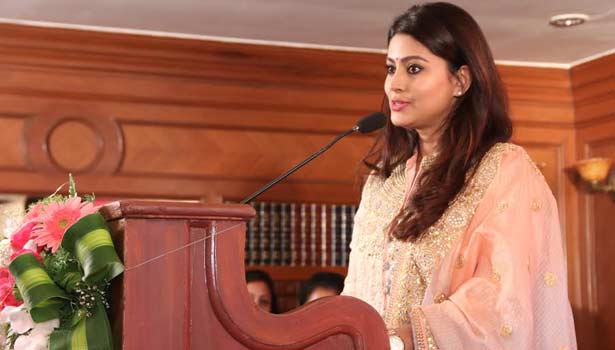 201702191204047839_Ladies-out-side-achivement-rare-actress-sneha_SECVPF