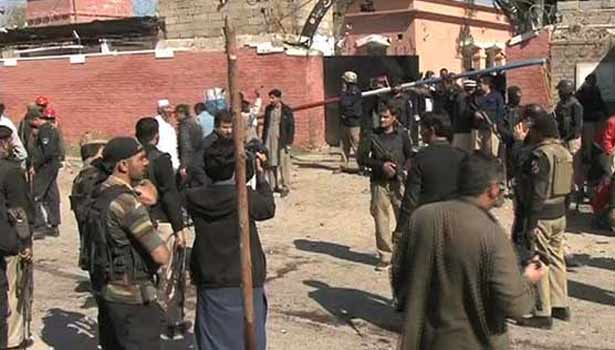 201702211555305566_7-killed-14-injured-in-suicide-blast-outside-Pak-court_SECVPF