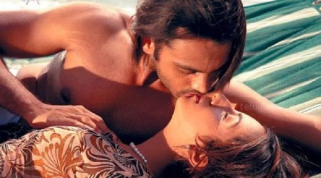 sanjana-kannada-sexy-actress-boobs-press-bed-scene9-450x251