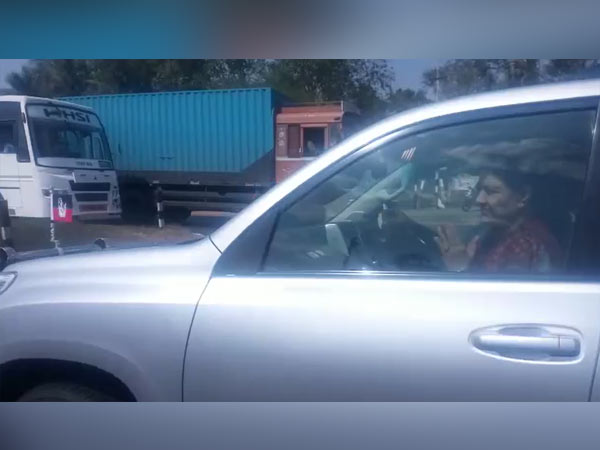 sasikala-car75-15-1487159661