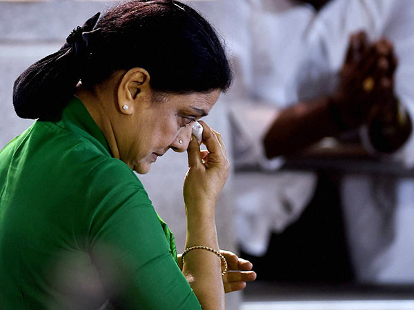 sasikala983-14-1487051164