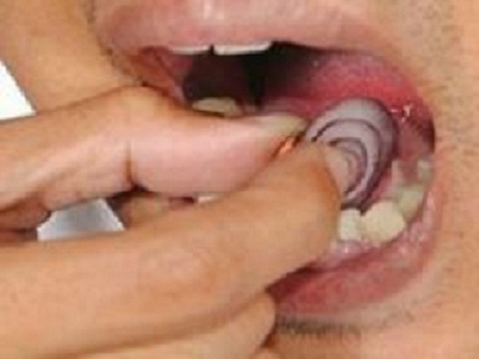 வெங்காயத்தை-பற்களுக்கு-அடியில்-வைப்பதால்-உடல்-பெறும்-அற்புத-நன்மைகள்