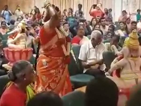 16-1489660664-bride-dancing-hre-way-to-marriage-stage-a-video-goes-viral6